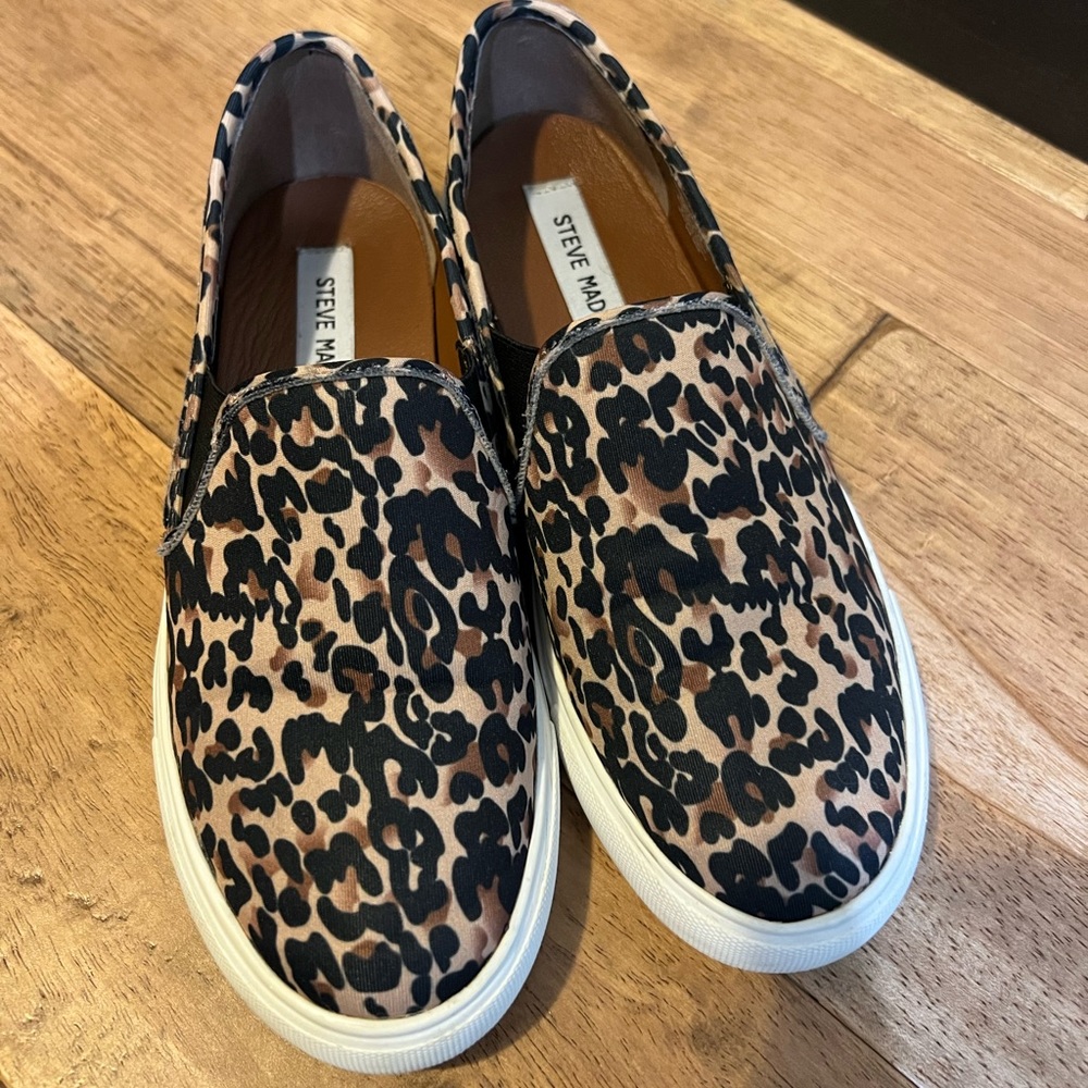 *lightly worn* Steve Madden Symba slip on sneaker